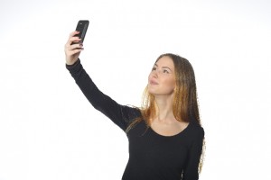 綺麗に自撮りできるスマホ選びのポイント