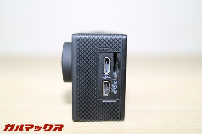 右サイドにはポート群が並んでいます