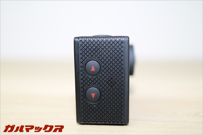 左側にはアップダウンボタン。ダウンはWi-Fiボタンにもなっています