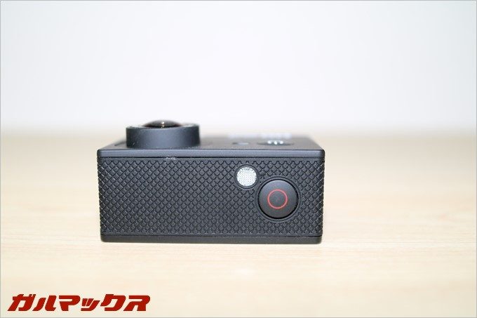 上部には大きめのシャッターボタンと電源ランプ