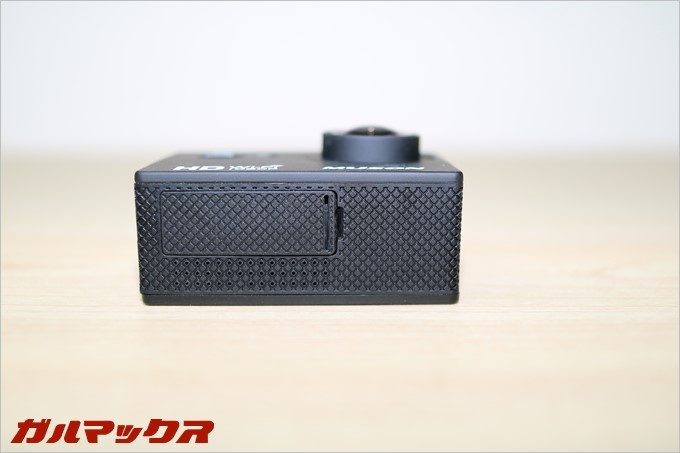 バッテリーの蓋は簡単に取り外し可能