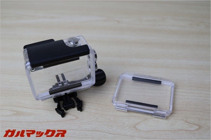 防水カバーのパッキンは背面カバーと一体型になって予備が同梱