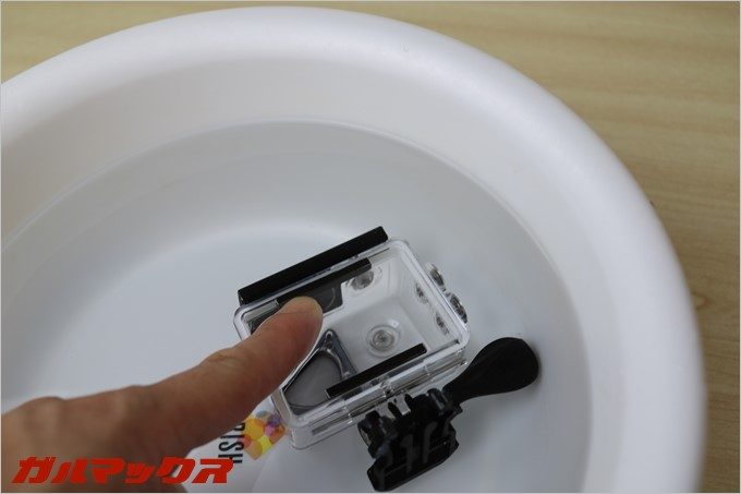 C1に付属している防水カバーを風呂桶に沈めて防水性能をチェックしています