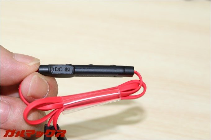 SoundPEATSの「Q12」の充電端子の蓋はプラスティック