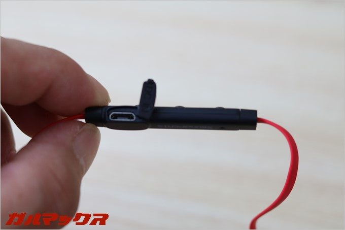 SoundPEATSの「Q12」の充電端子に付属のMicroUSBを挿して充電