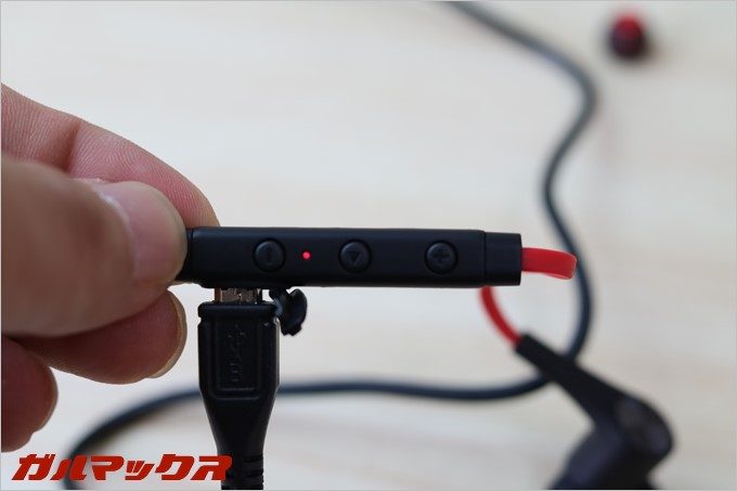 SoundPEATSの「Q12」は充電時は赤ランプが点灯