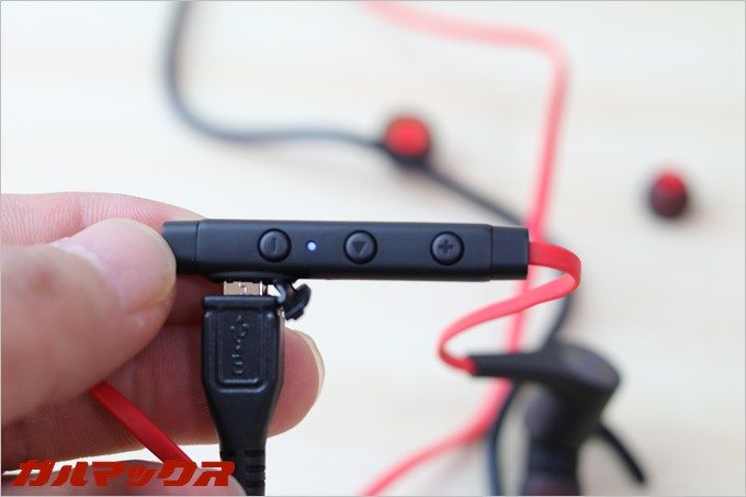 SoundPEATSの「Q12」は充電が完了するとブルーに点灯