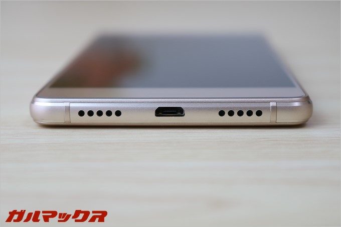 ファーウェイP9liteの外観下部