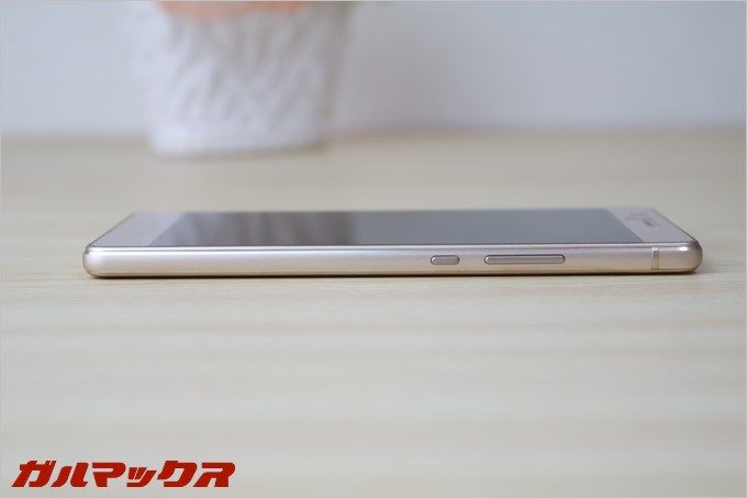 ファーウェイP9liteの右側面