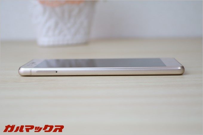 ファーウェイP9liteの左側面