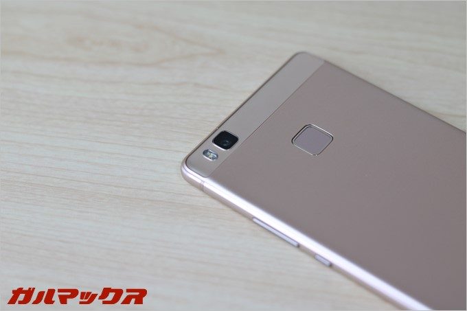 ファーウェイP9liteのカメラ周りは出っ張っていない
