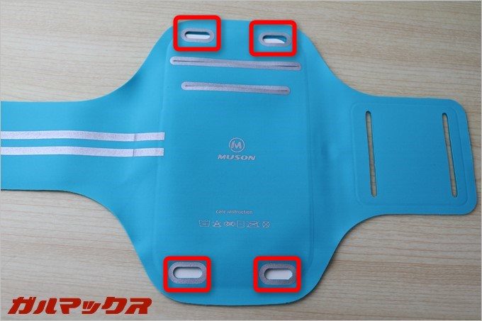 イヤホンの穴は上下に2つずつ付いています