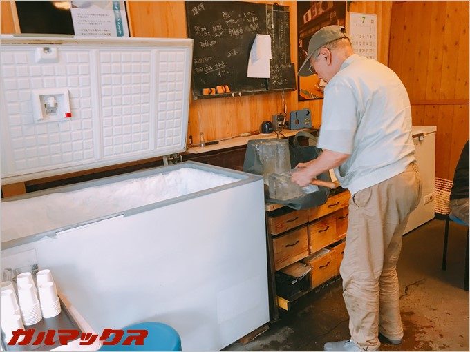 かき氷のカットはおじいさんのお仕事かな