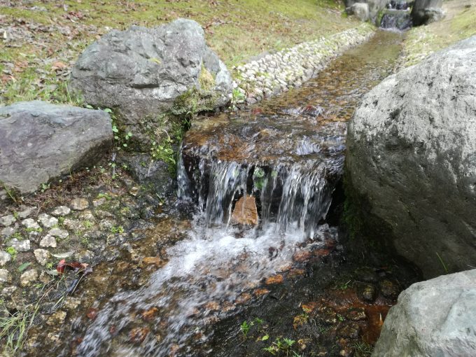 P9liteを三脚とスマホ固定台を利用して小さな水路を撮影