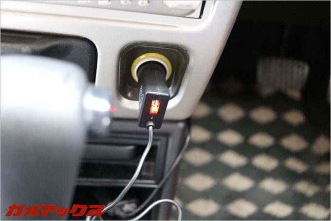 dodocoolのFMトランスミッターを自動車のシガーソケットに挿したところ