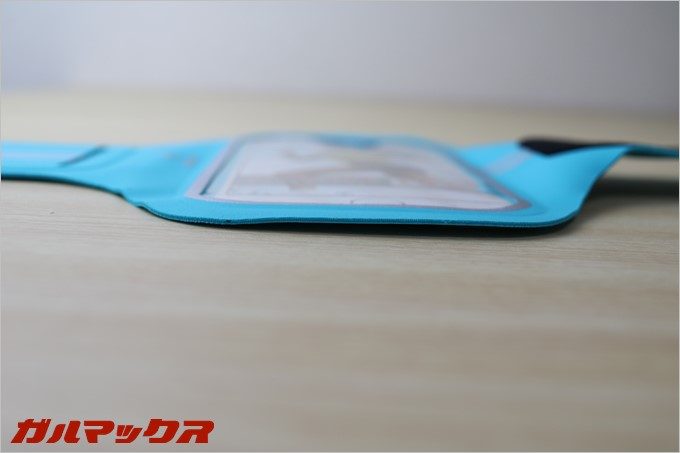 MUSONのスポーツアームバンドは非常に薄型な設計です