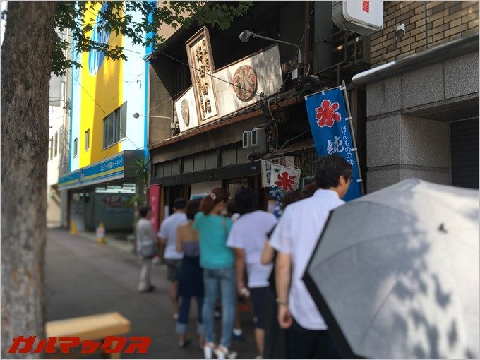 お店の前には既に長蛇の列