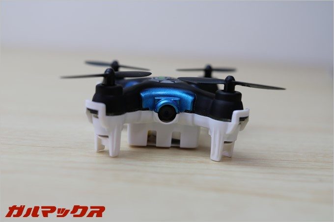 小さな本体には、なんと30万画素のカメラが付いてます