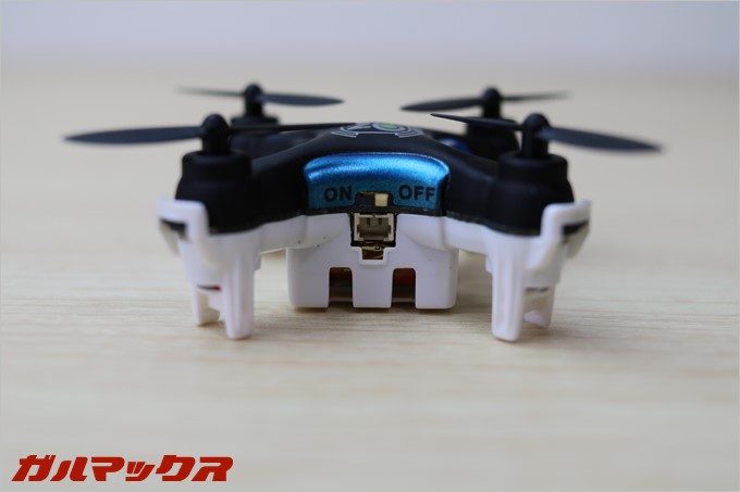 バッテリーは内蔵式で充電端子がついてます