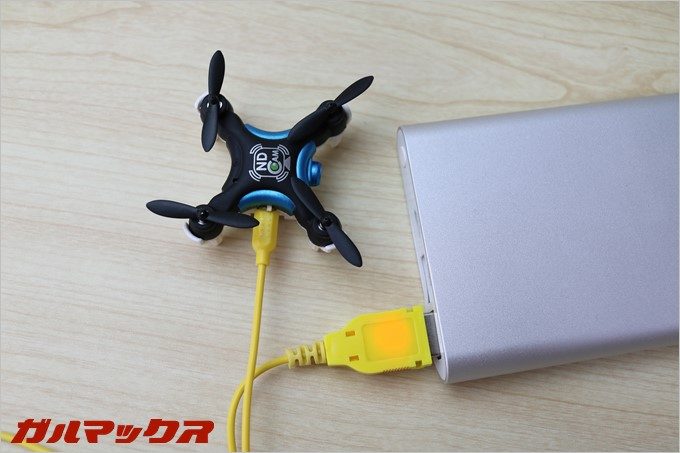 充電中は赤く点灯。ランプが消灯したらX充電完了の合図