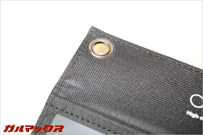 四隅に穴が開いているので壁掛けも可能。設置場所を選びません