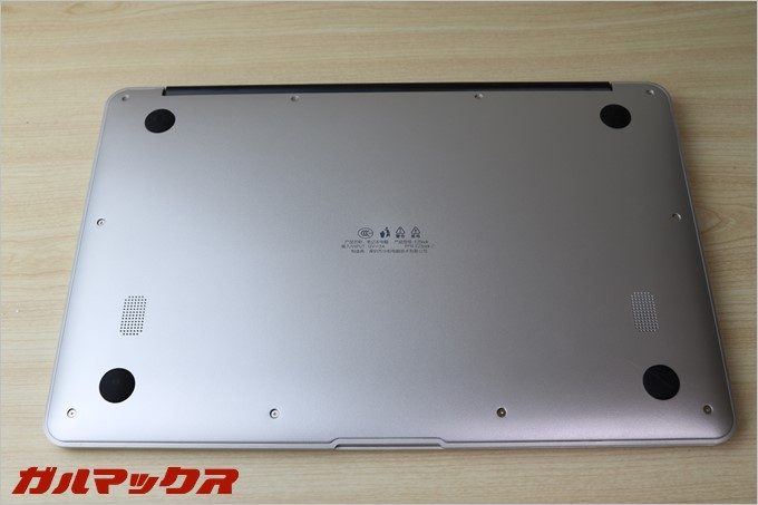 「Jumper Ezbook 2」の底面