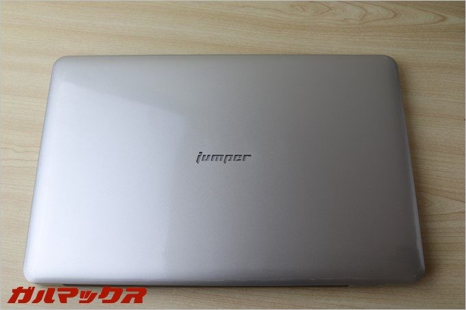 「Jumper Ezbook 2」の天板にはロゴマーク