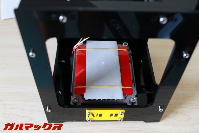 給電するとレーザーが低出力で照射されます。