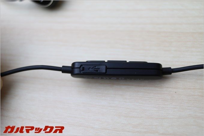 SoundPEATS「Q15」のコントローラー部分に充電端子