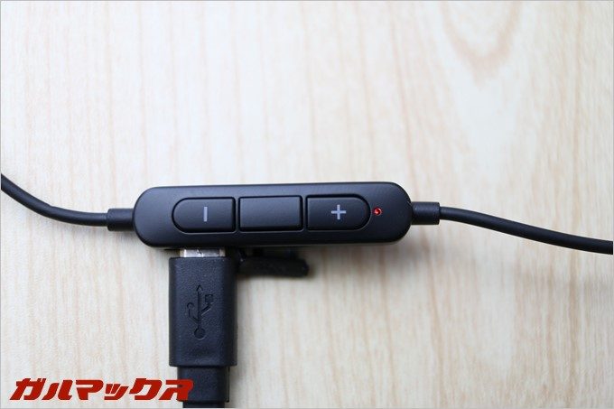 SoundPEATS「Q15」を充電中は赤く光ります