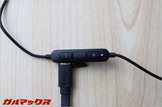 SoundPEATS「Q15」の充電が完了すると青く光ります。