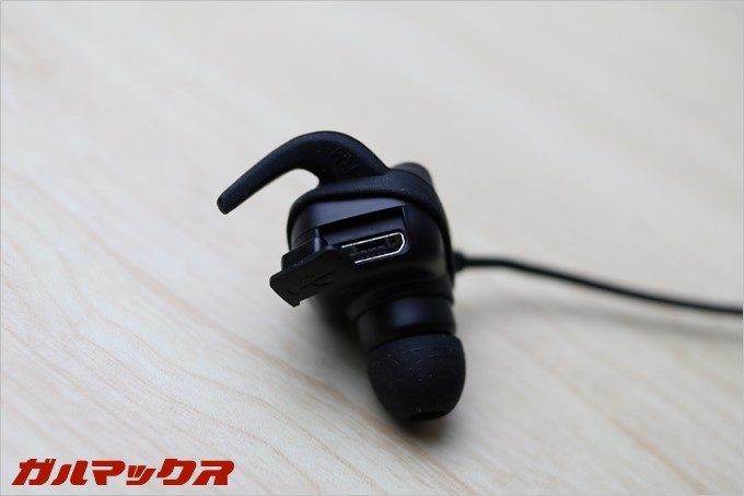 SoundPEATSのQ20の充電カバーは開けにくいですが防水効果は向上