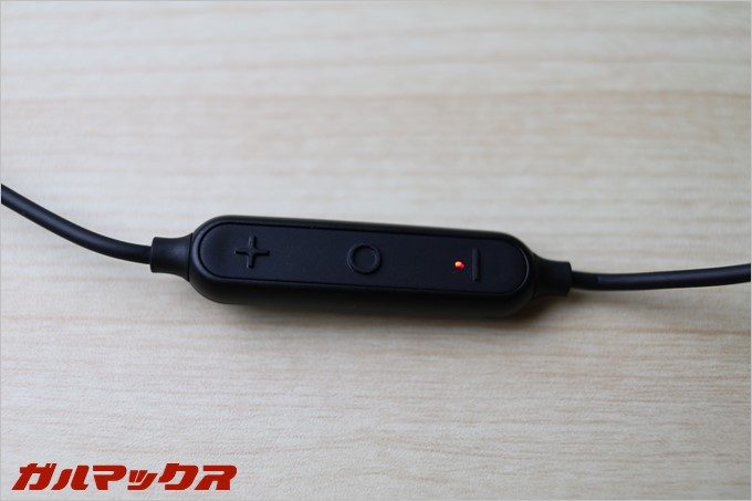 充電中は赤のランプが点く