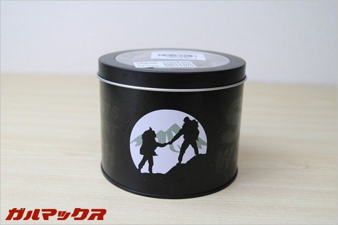 Zeblaze Blitz Smart Watchはオシャレな黒い缶パッケージに登山のイラストが書いています