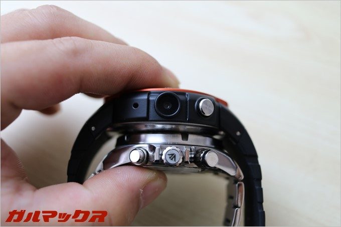 普段使っているシチズンの時計と重ねて撮りましたが、厚さはそれほど変化なし