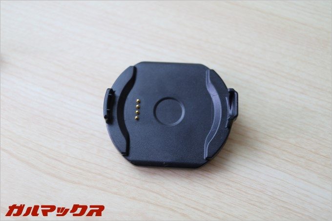 クレードルがセットなので、本体に直接USBをさせる端子はついてません