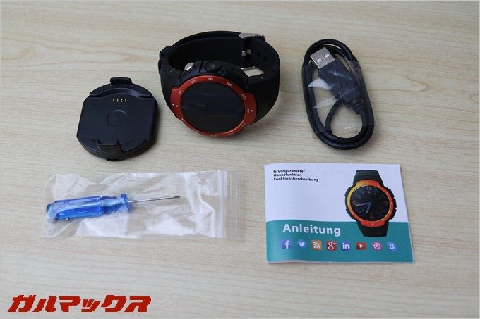 本体、充電ケーブル、充電用クレードル、裏蓋を外すドライバー、裏蓋のスペアネジ4本、説明書（英語表記）が入ってます