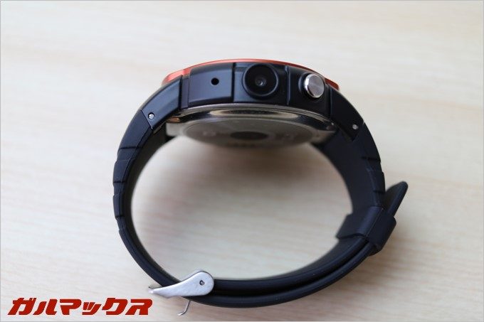 本体右にはカメラと物理ボタンが1つ付いています。