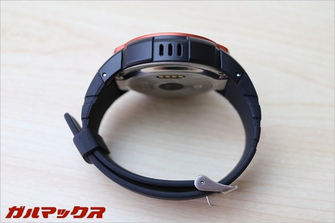 本体左にスピーカー