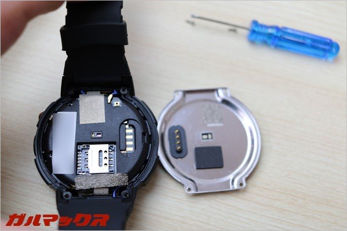 SIMは裏蓋を外す必要があります