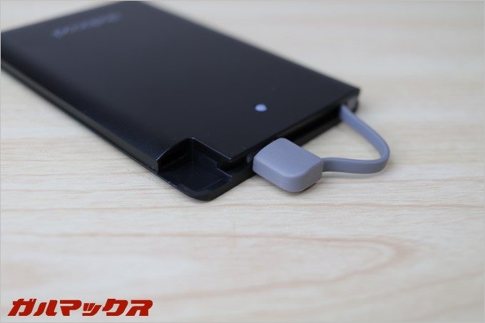 謎のパーツに付属のケーブルを挿して、、、