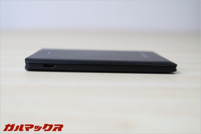 側面には本体を充電するためのMicroUSB端子が搭載されてます