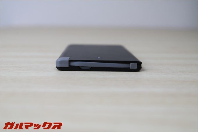 ケーブルが平で頑丈な感じ