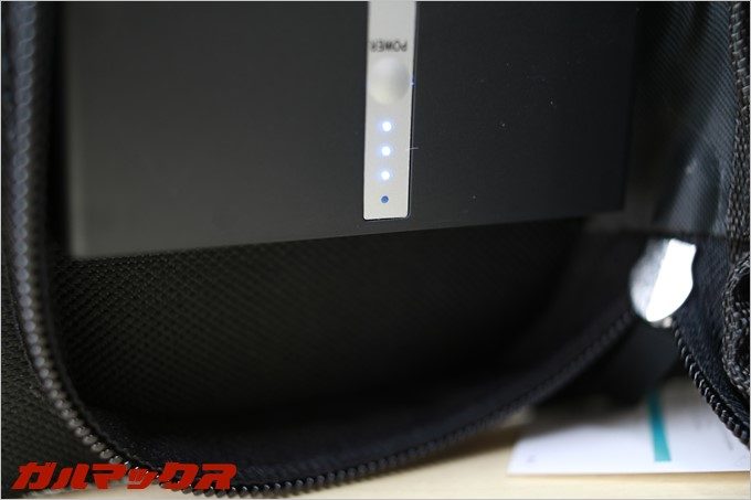 充電残量は4つのブルーLEDで確認可能