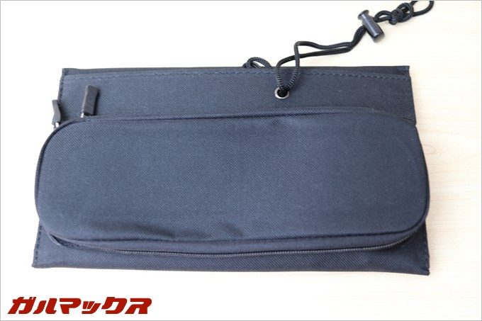 裏側には大きなポケットがついてます