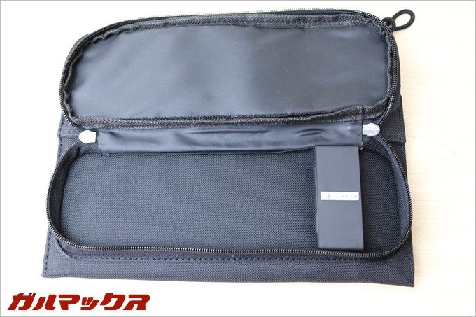 蓋を開けると充電ポートがここにあります