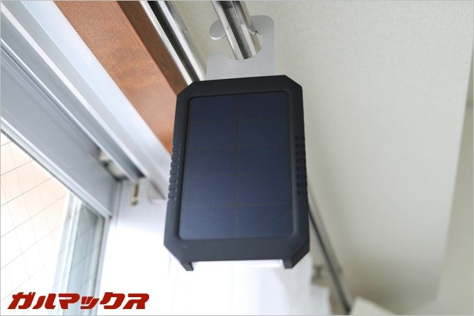 スタンドには切り込みが入っているので、カーテンレールなどに引っ掛けることも可能