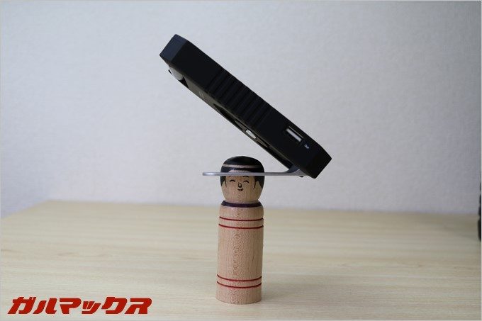 切り込みの中心は円形状となっているので、瓶などの口に差し込んでの設置も可能です