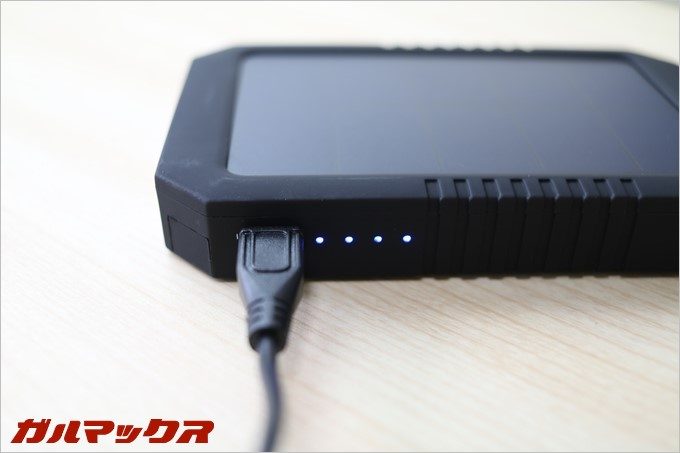 本機はソーラー充電以外にもUSB経由の充電が可能なので、通常のモバイルバッテリーと使い勝手は変わりません