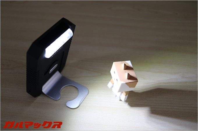 スタンドを利用する事で、任意の場所に明かりを固定することも可能です